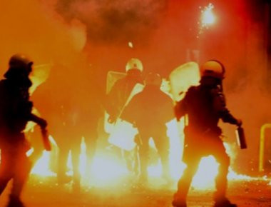 Τέσσερις επιθέσεις κατά των ΜΑΤ στα Εξάρχεια